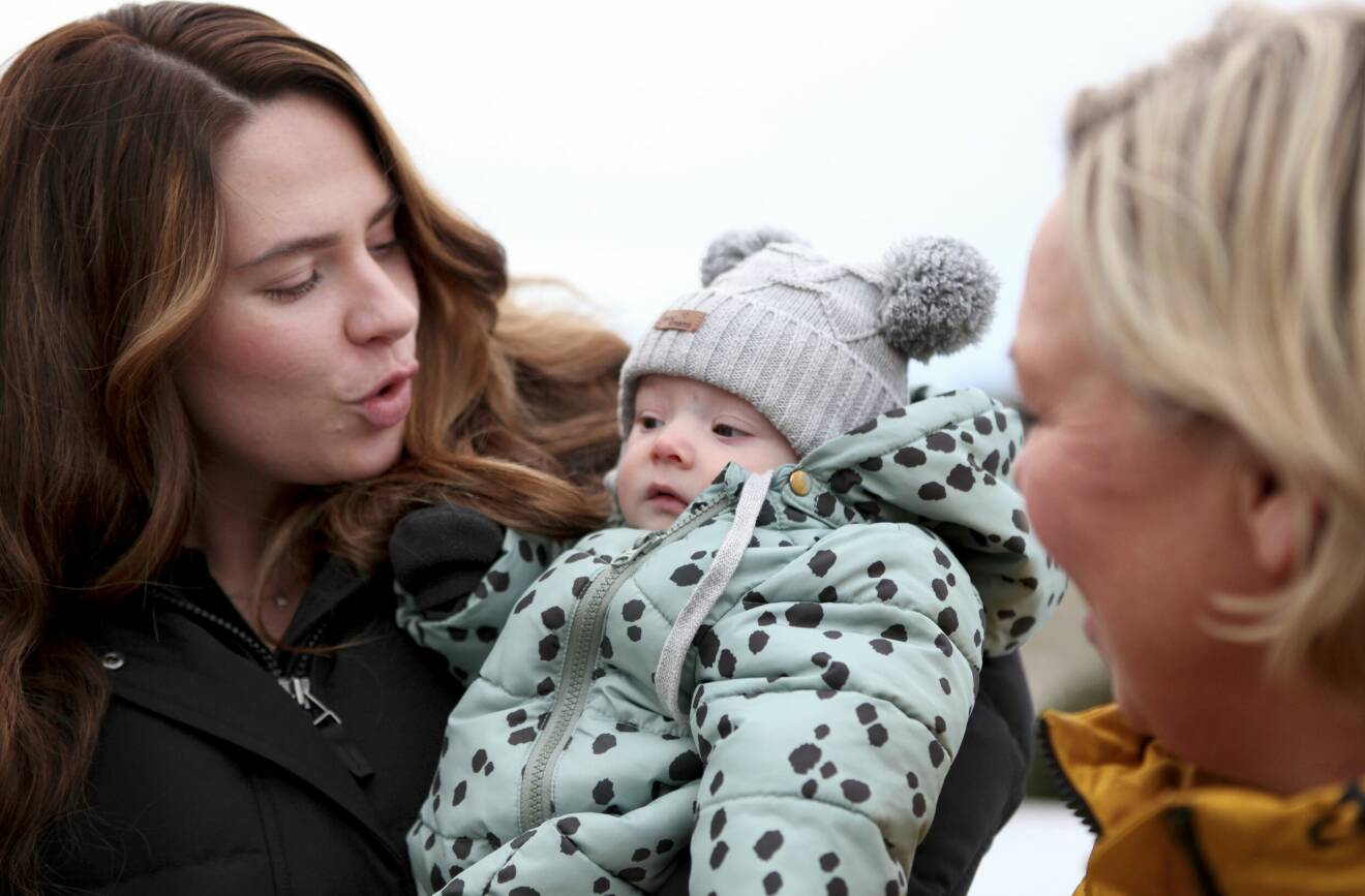 Sarah Storm med sin mamma Heléne Kinnervall och sin dotter Zoe Storm, yngst av fem generationer kvinnor.