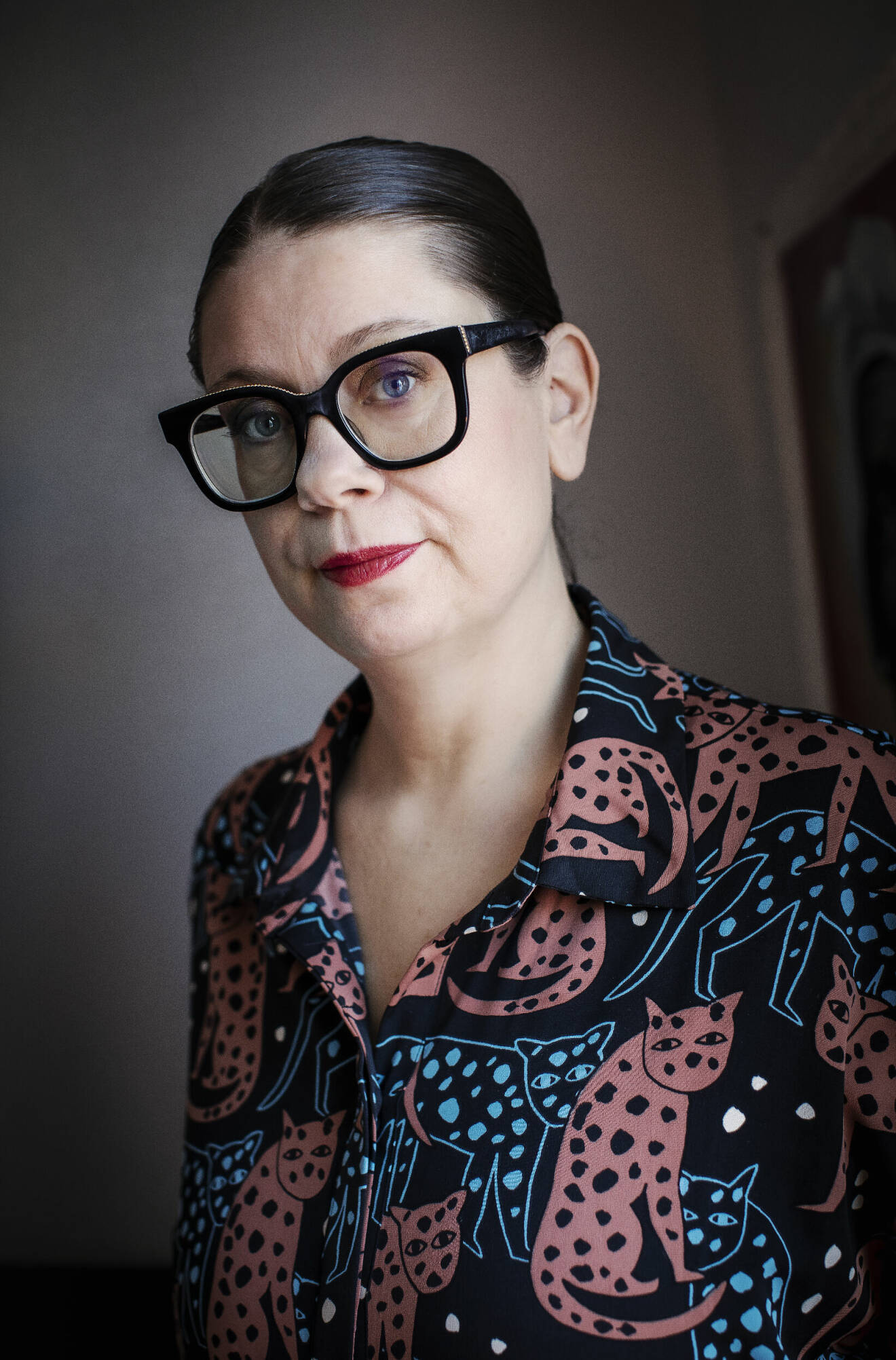 Maria Lundberg, som utsattes för övergrepp under sin barndom, fotograferad i sin lägenhet i Stockholm.