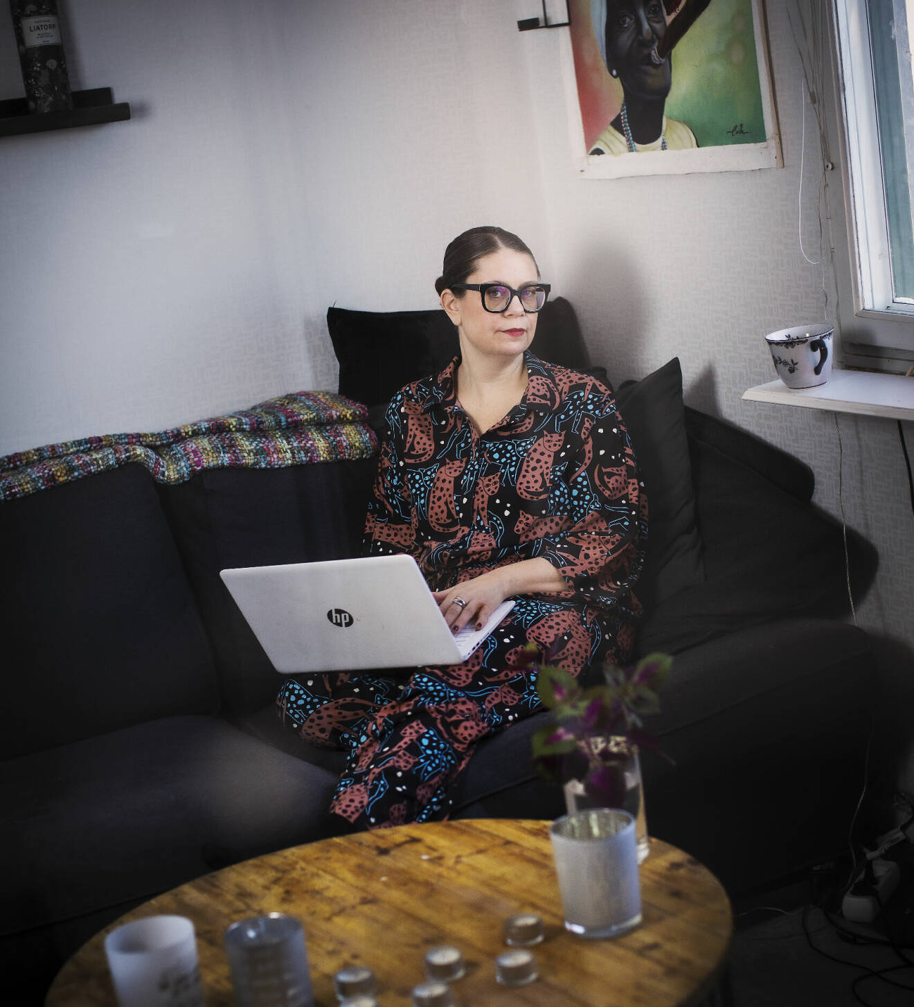 Maria Lundberg, som utsattes för övergrepp under sin barndom, fotograferad i sin lägenhet i Stockholm.