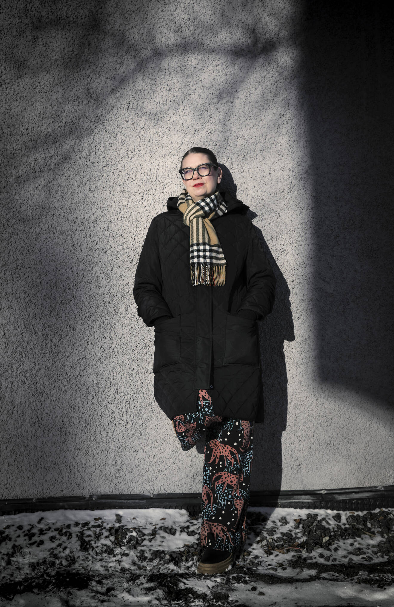 Maria Lundberg, som växte upp som maskrosbarn och utsattes för övergrepp som barn, fotograferad utomhus i Stockholm.