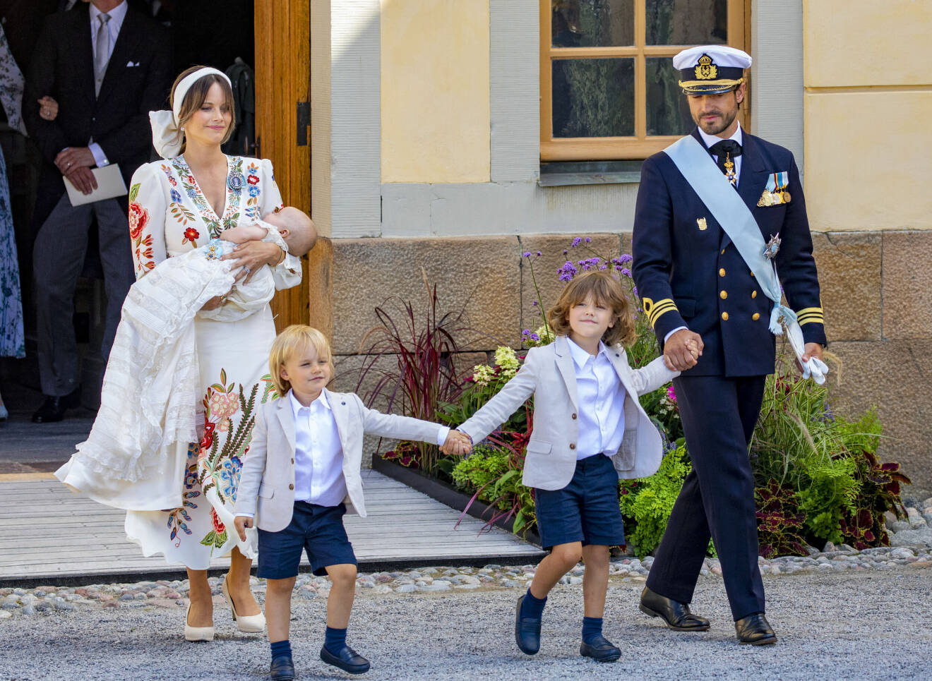 Prins Carl Philip, prinsessan Sofia, prins Alexander, prins Gabriel och lilla prins Julian på Julians dop sommaren 2021.