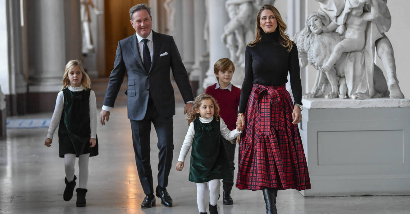 Prinsessan Madeleine och Chris O'Neill tillsammans med sina barn Leonore, Nicolas och Adrienne på slottet i december 2021.