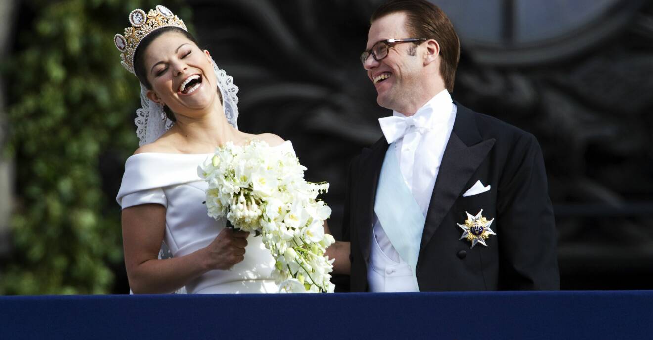 Kronprinsessan Victoria och prins Daniel skrattar tillsammans på en bild från deras bröllop 2010.