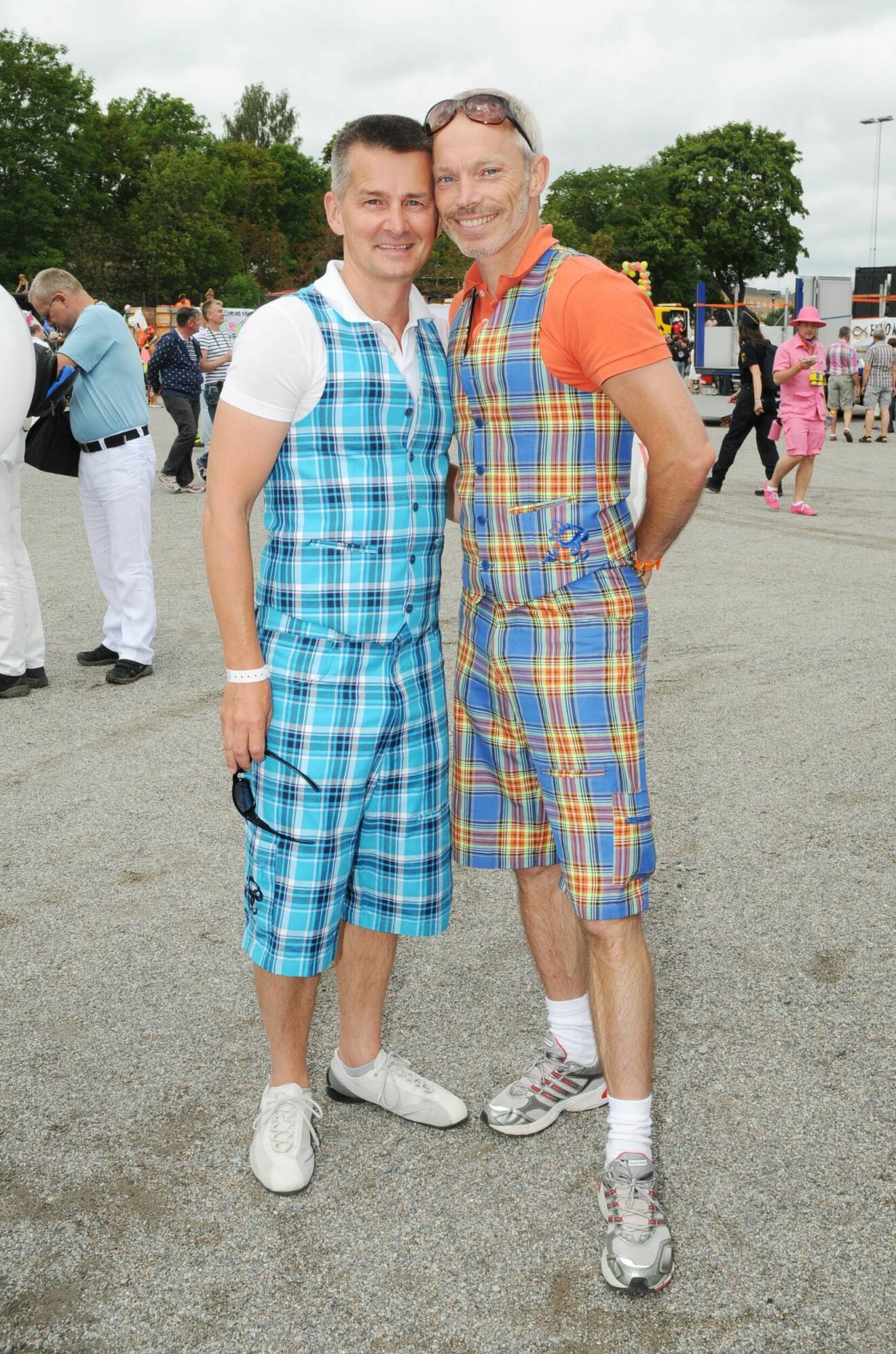 Pekka Heino och Erik Kristensen klädda i rutiga västar till rutiga halvlånga shorts, på Pride.