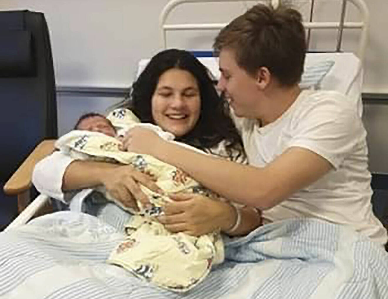 Ett ungt par som just fått sitt första barn.