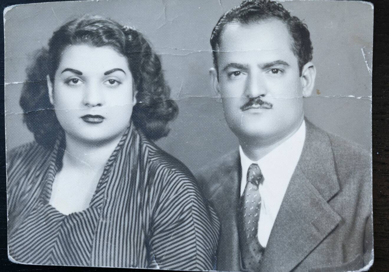 Ett något skamfilat gammalt foto på Mojes föräldrar medan de fortfarande levde ihop.