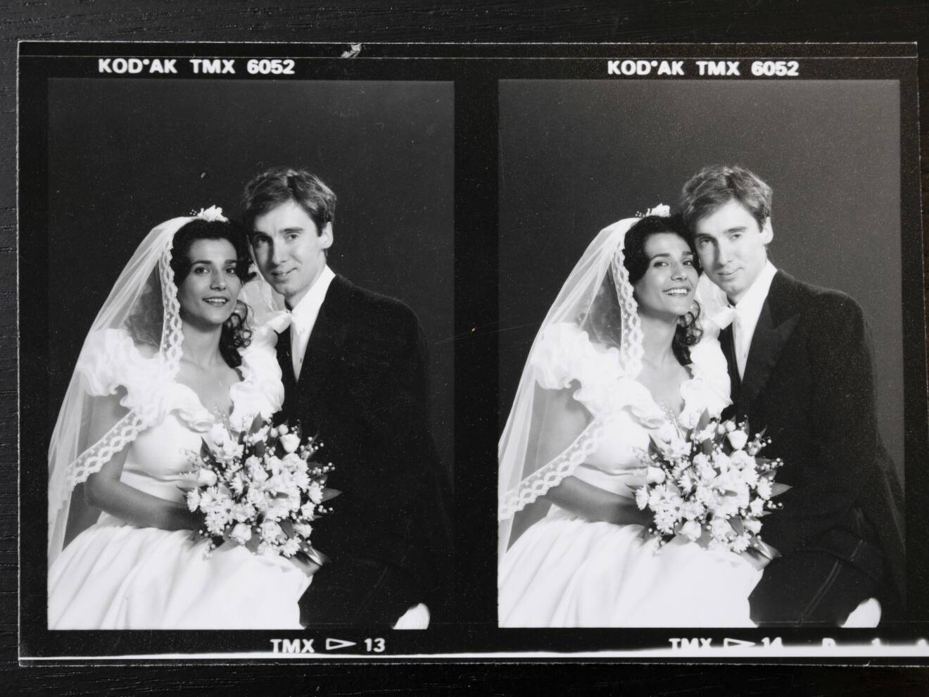 Två bröllopsbilder från en kontaktkarta, Moje Lindbohm och hennes man Hans är uppklädda och ler mot kameran.