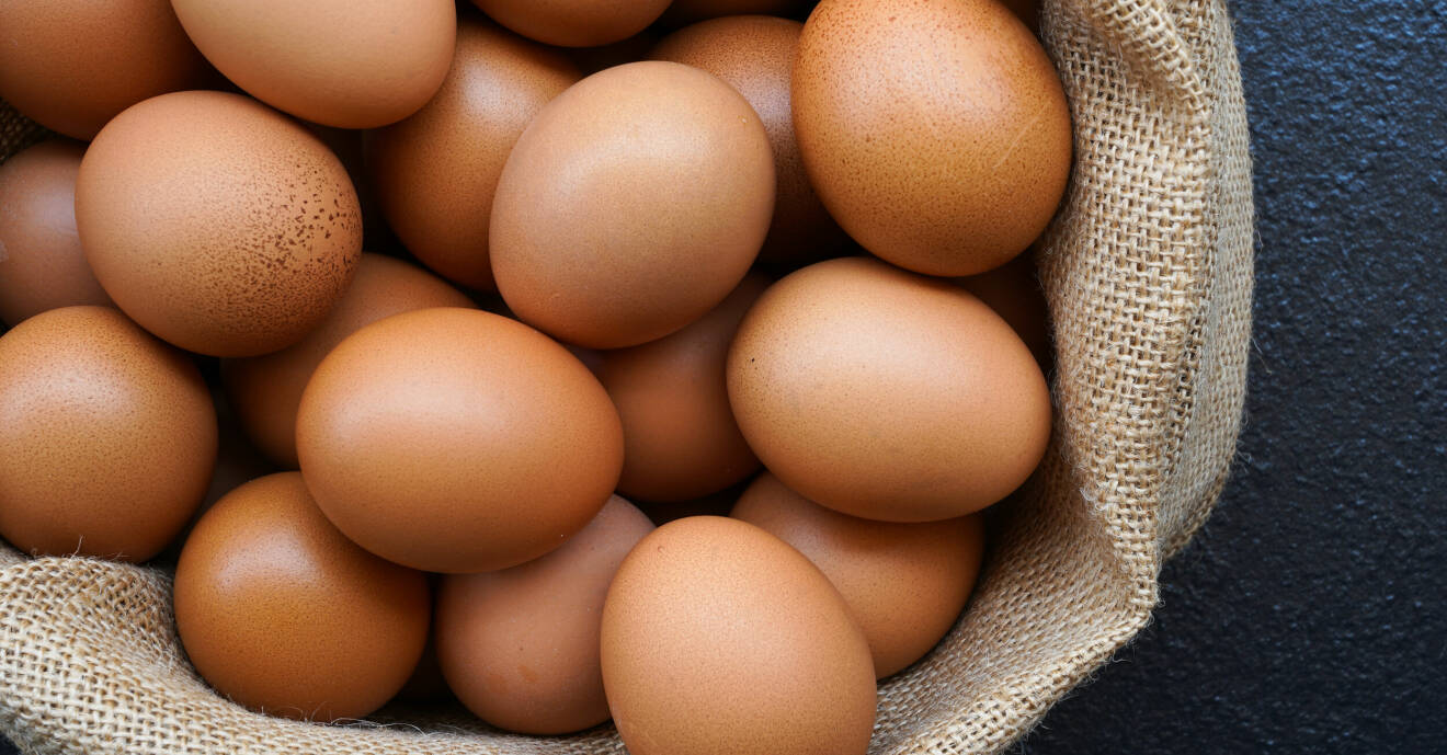 Färska bruna ägg som ligger i en tygkasse