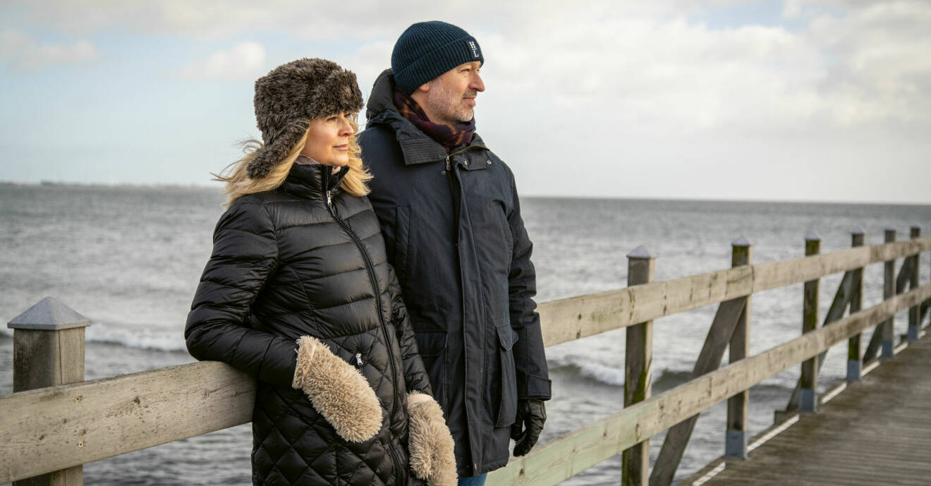 Sofia Eidelin och Johan Holmqvist på en brygga vid havet i skånska Ljunghusen.