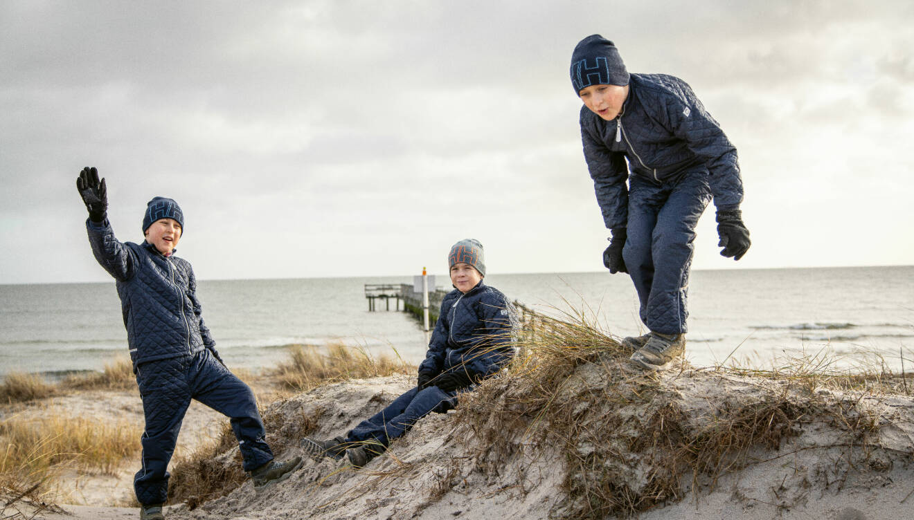 Trillingarna Vilgot, Walter och Calle hoppar och leker i sanden i skånska Ljunghusen.