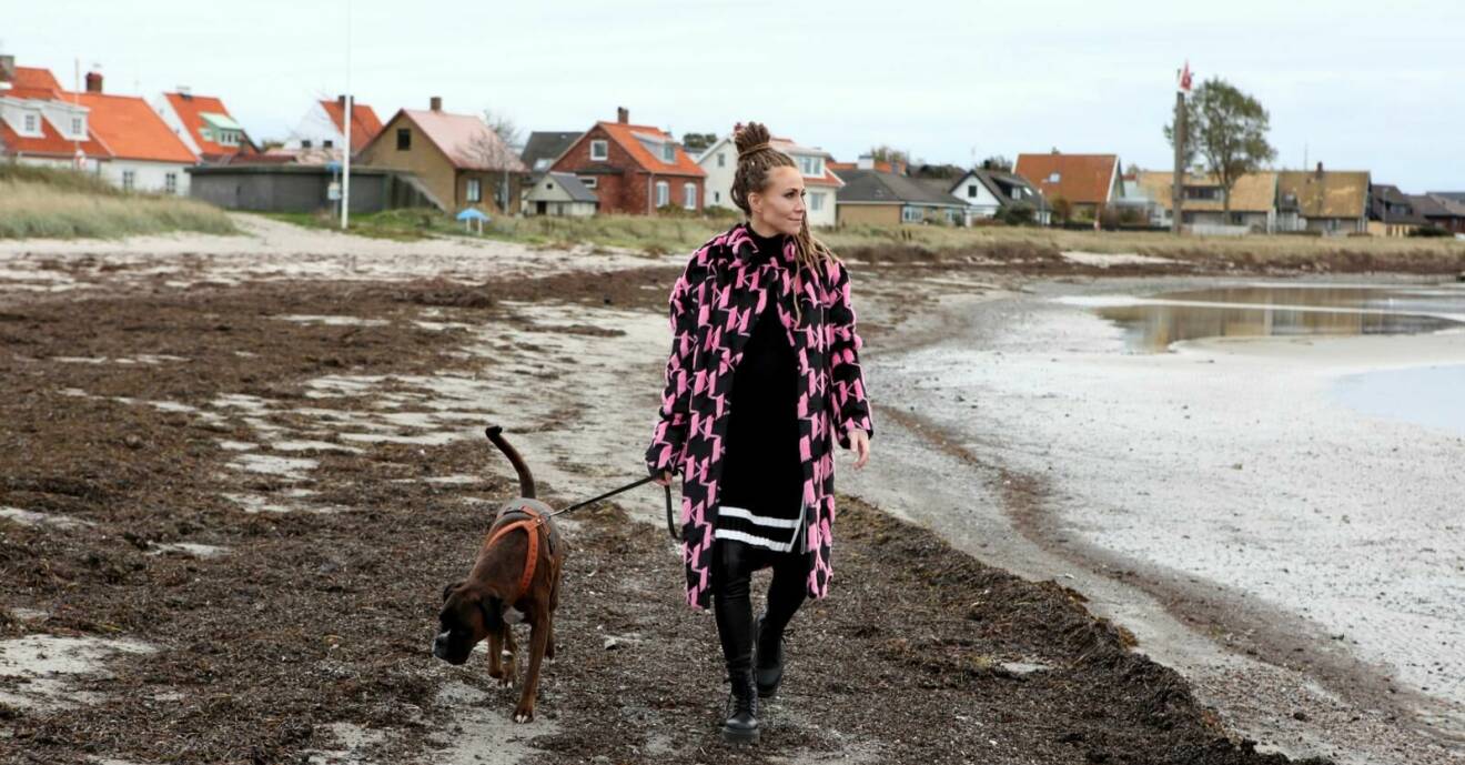 Mariette Hansson på hundpromenad på Kullahalvön.