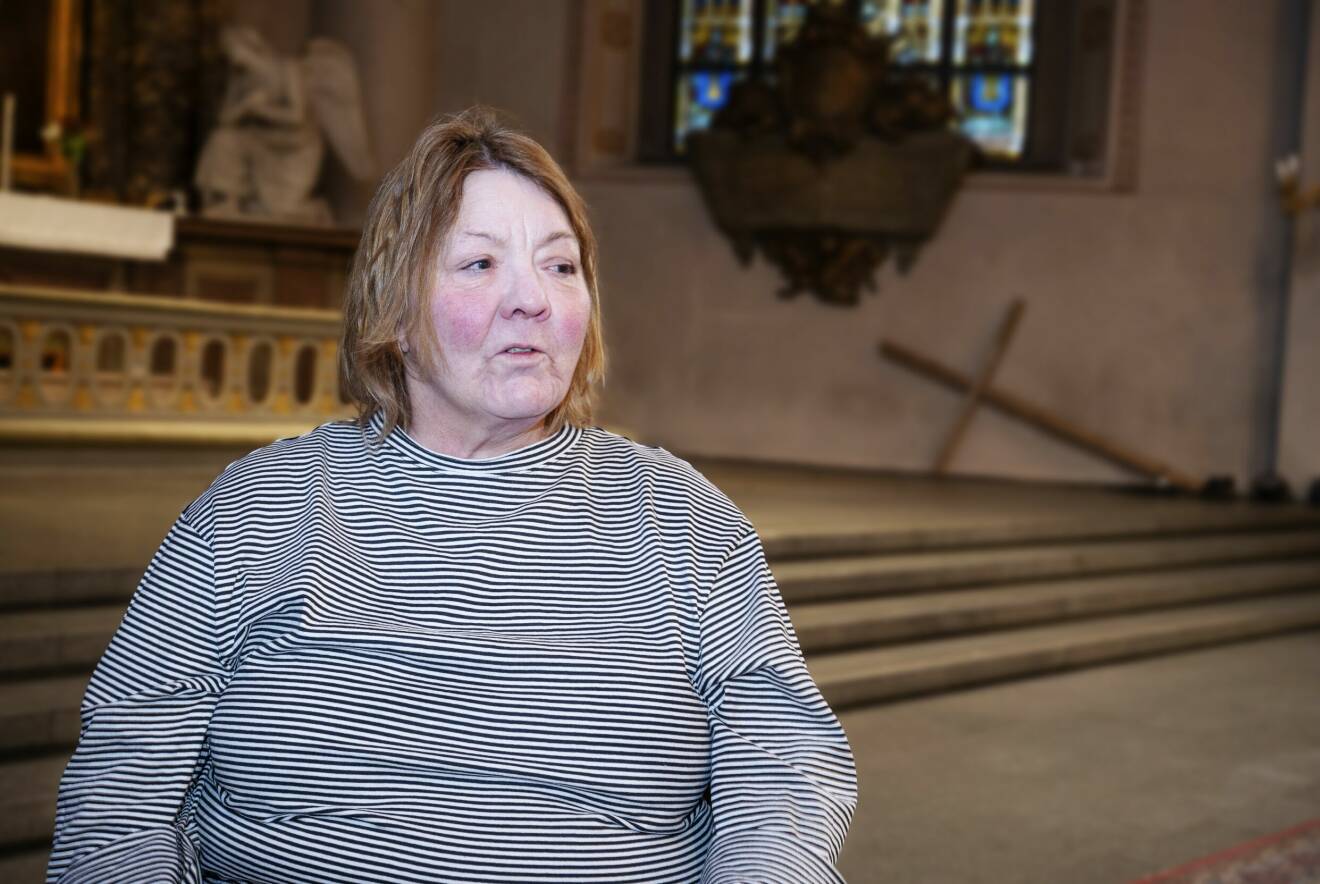 Eva Larsson i Klara kyrka där hon fann en fristad under sina nio månader på gatan.