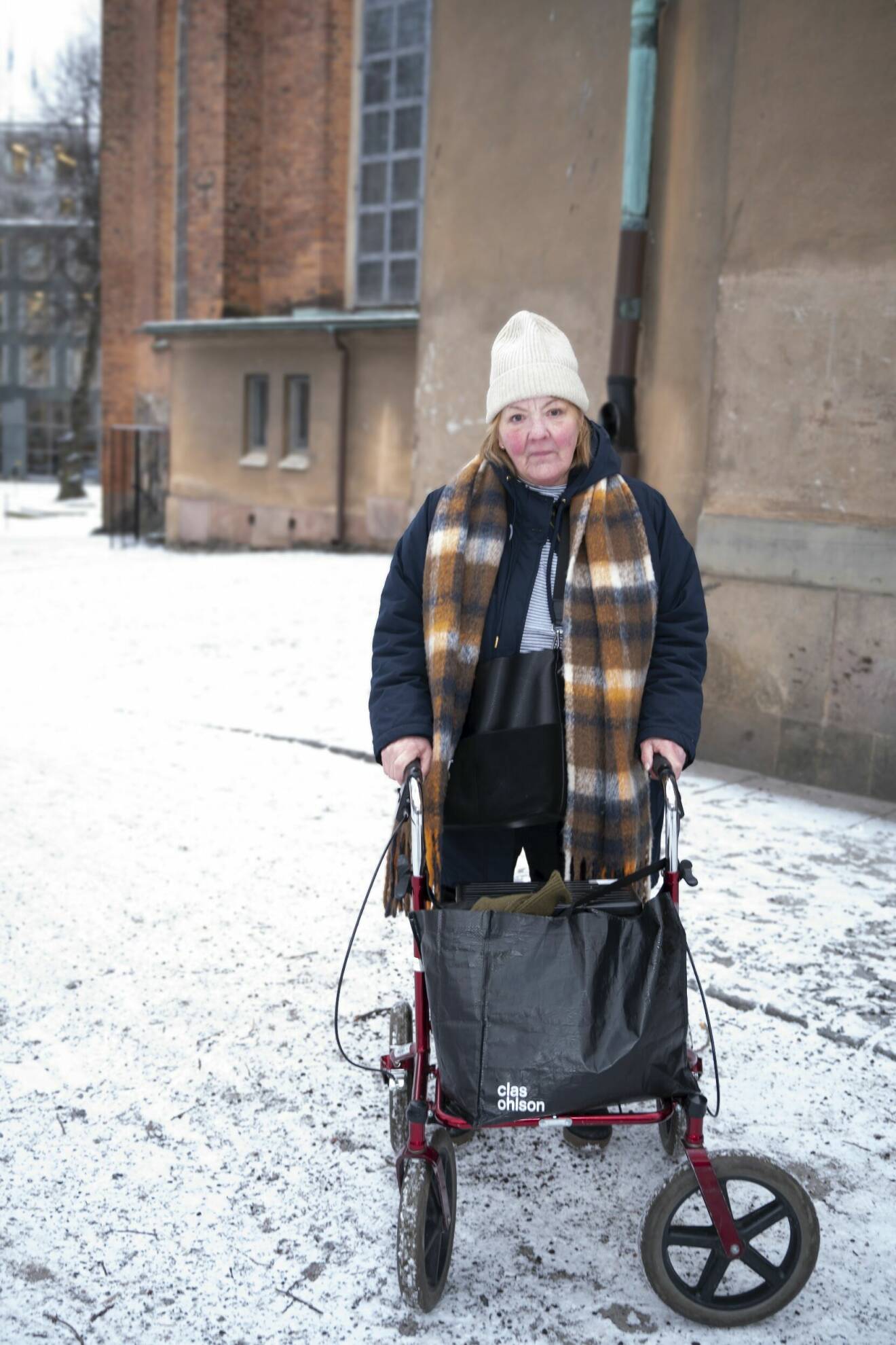 Eva Larsson utanför Klara kyrka, där hon fann stöd under hemlösheten.