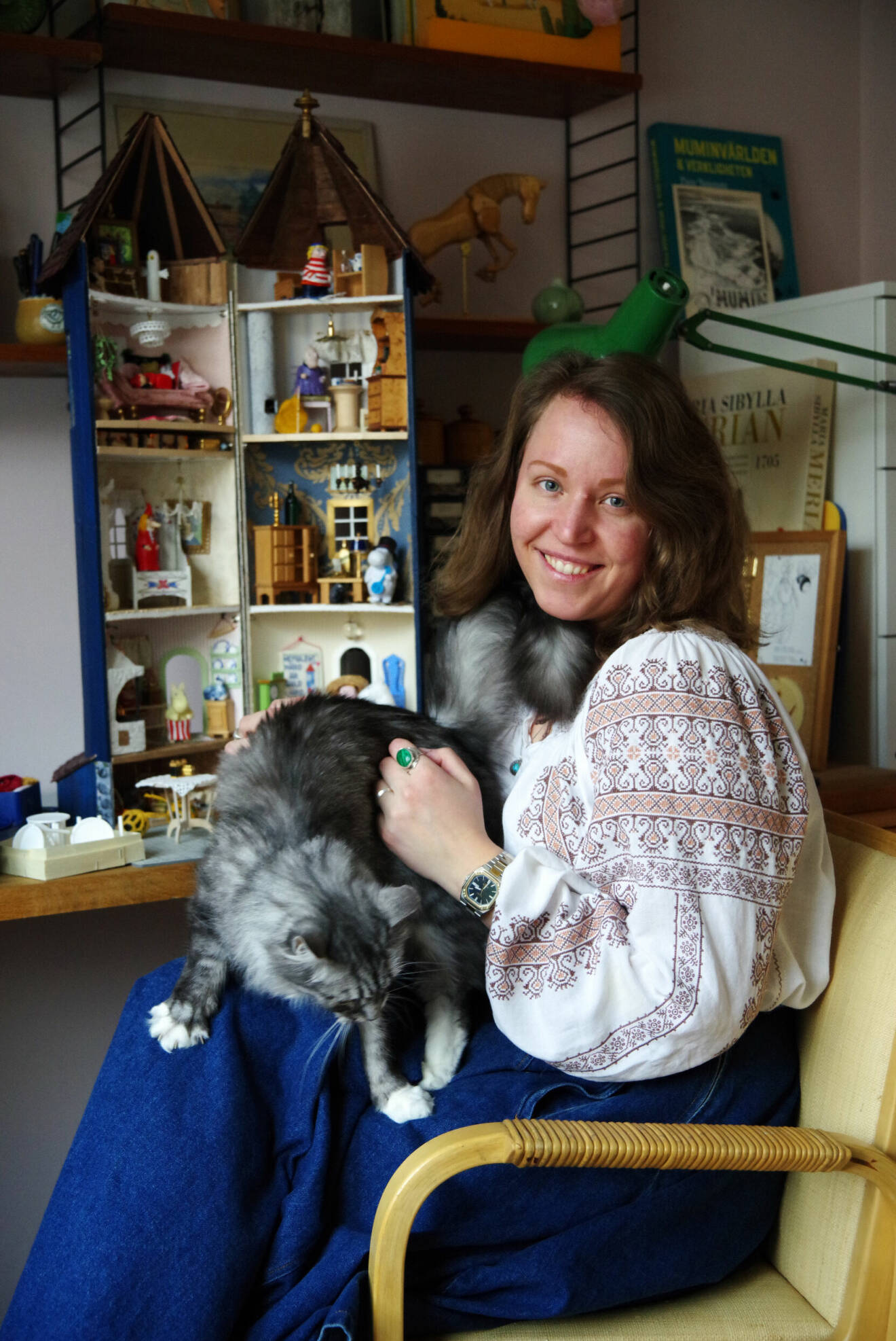 Alicia Sivertsson med en av sina katter.