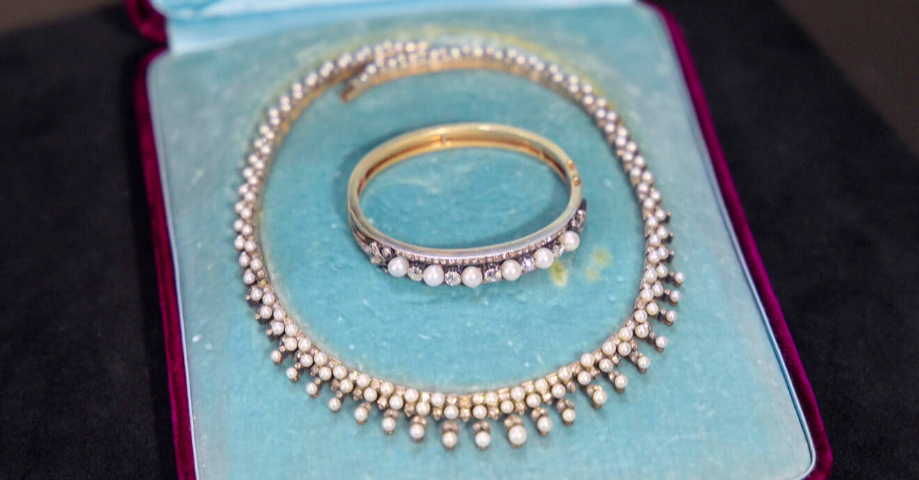 Halsband och armband med pärlor och diamanter som tagits med till Antikrundan.