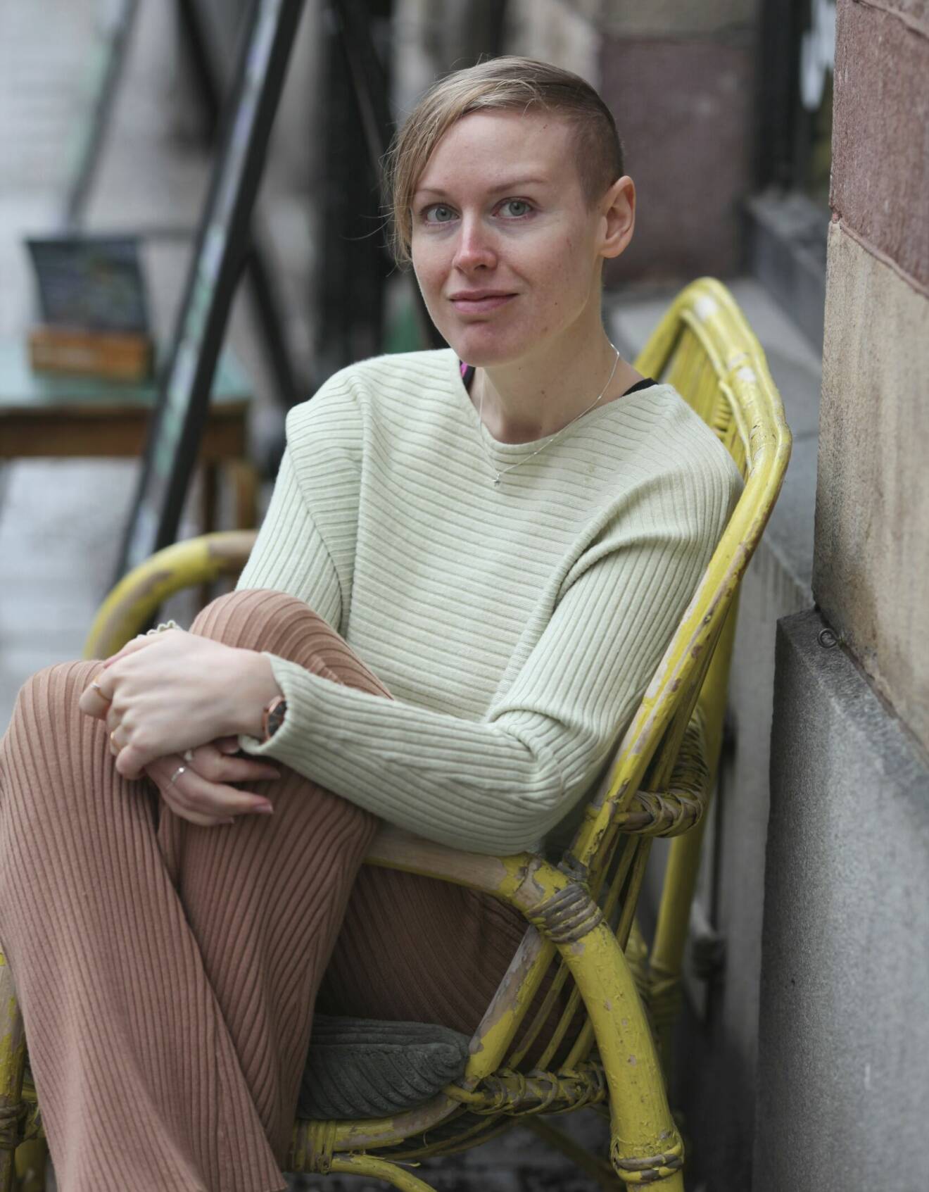 Erika Lindquist sitter i en rottingstol, hon levde i femton år med OCD.