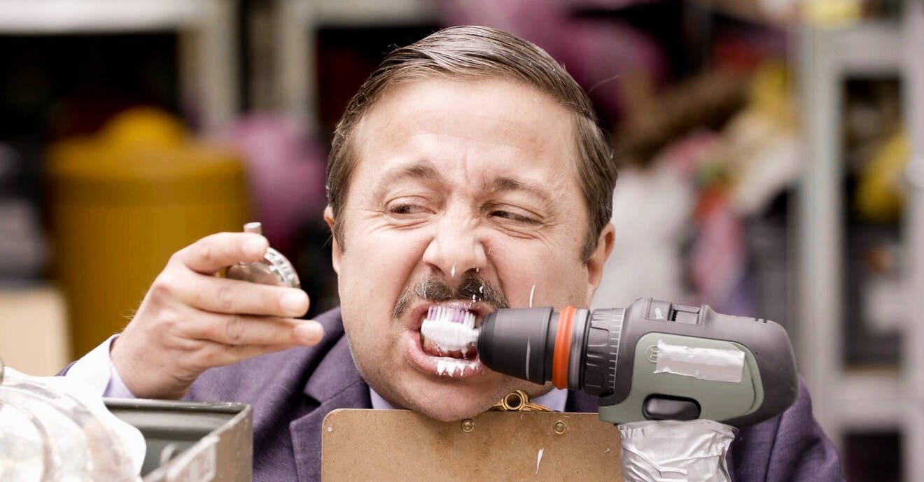 David Sundin får sina tänder borstade med hjälp av en borrmaskin i SVT-programmet Bäst i test 2022.