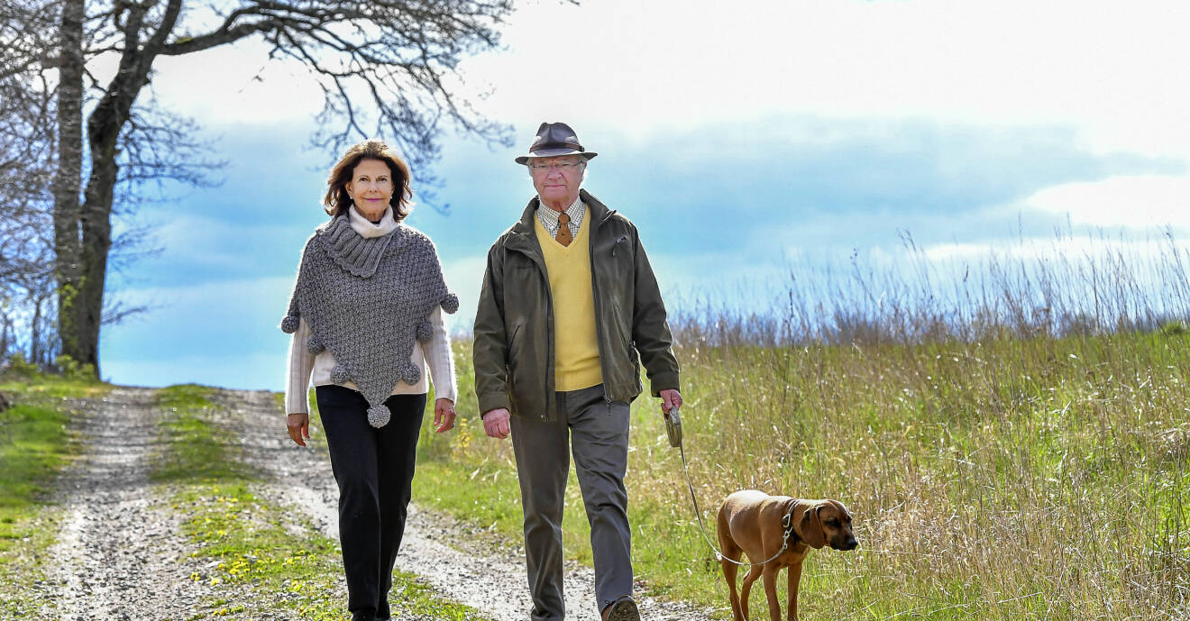 Drottning Silvia och Kung Carl Gustaf på promenad med hunden Brandie.