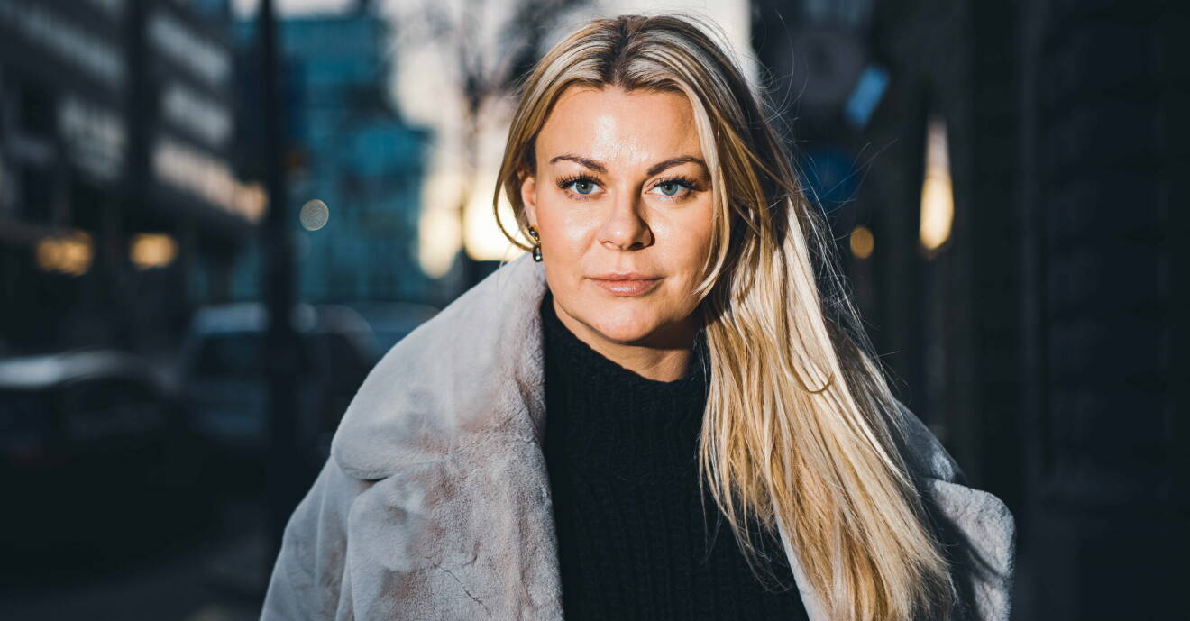 Pernilla Sjöholm är med i Tindersvindlaren på Netflix