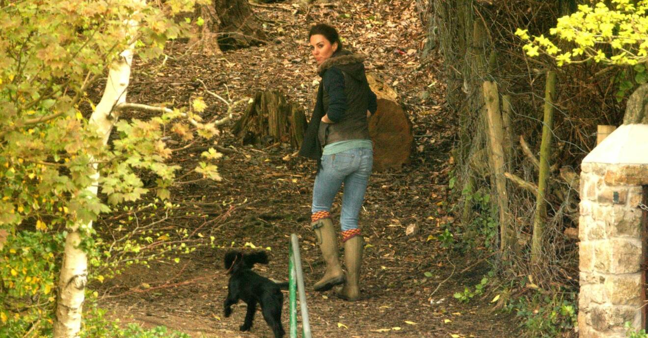 Hertiginnan Kate med cockerspanieln Lupo på promenad i skogen.