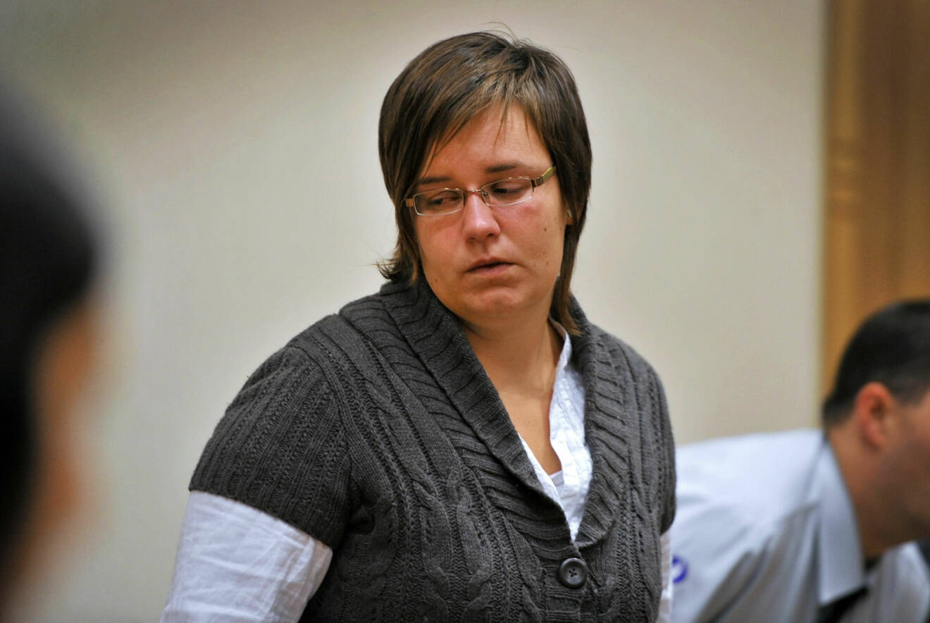 Babs Clottemans, en kvinna i 20-årsåldern, med pullover inne i en rättegångssal.