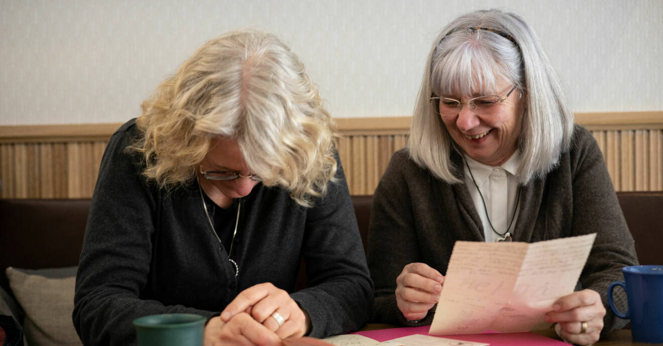 Ing-Marie Rasmusson och Lisbet Fransson skrattar gott när de läser de allra första breven de skickade till varandra när de började brevväxla för 50 år sedan.