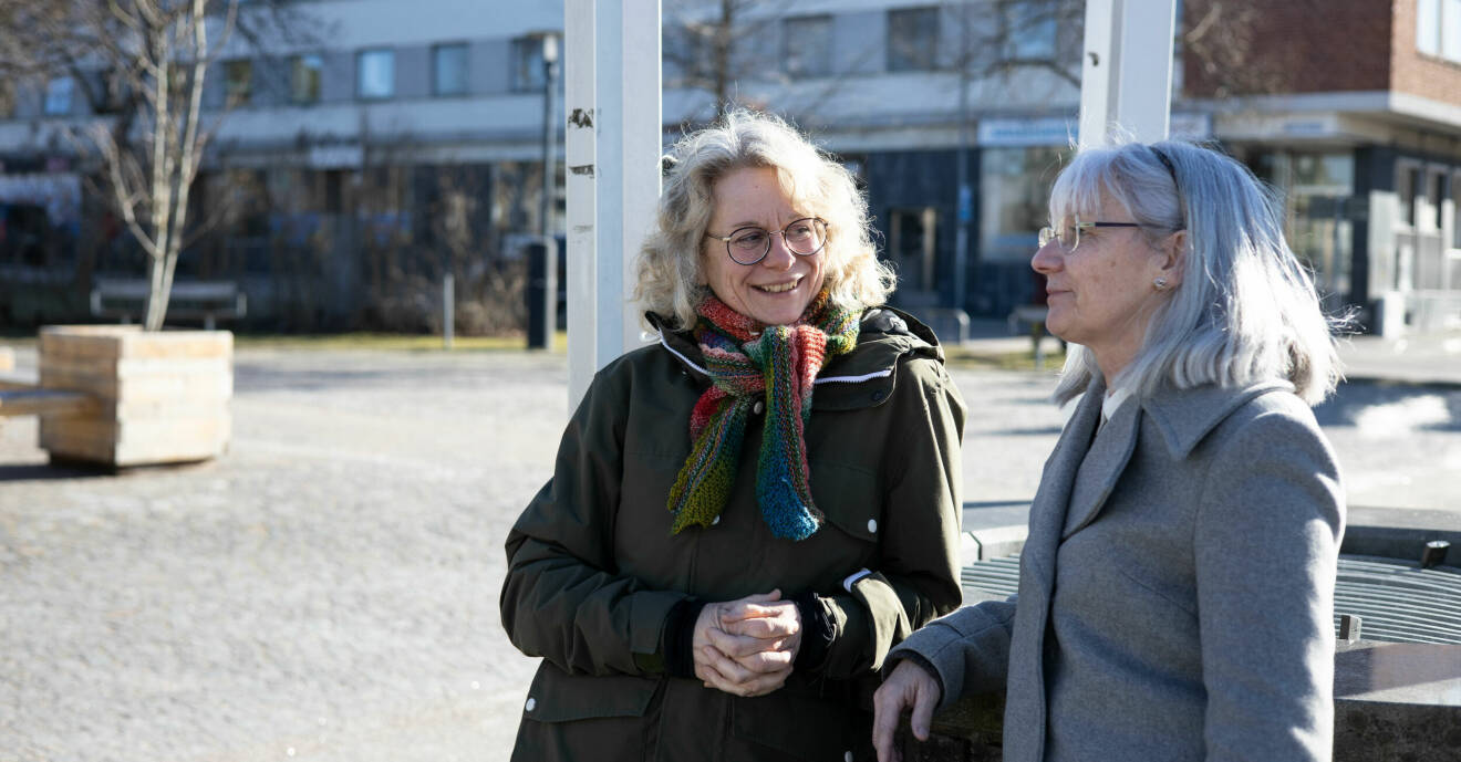 Brevvännerna Ing-Marie Rasmusson och Lisbet Fransson på torget i Älmhult.