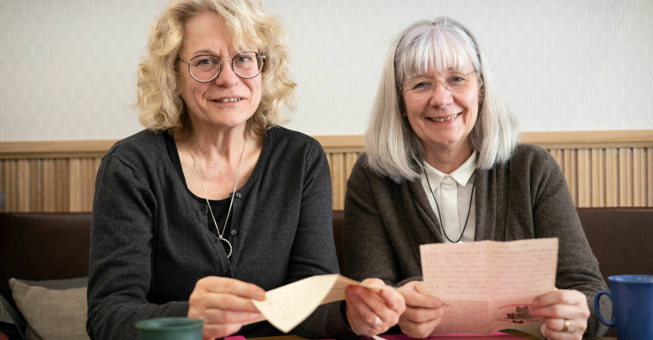 Ing-Marie Rasmusson och Lisbet Fransson läser några av alla de brev de skickat till varandra de senaste 50 åren.