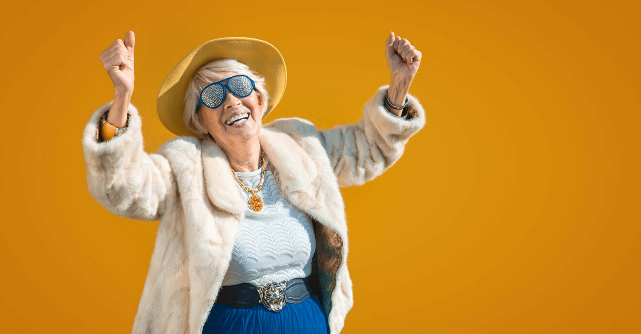 Glad äldre kvinna ler - en positiv förebild.