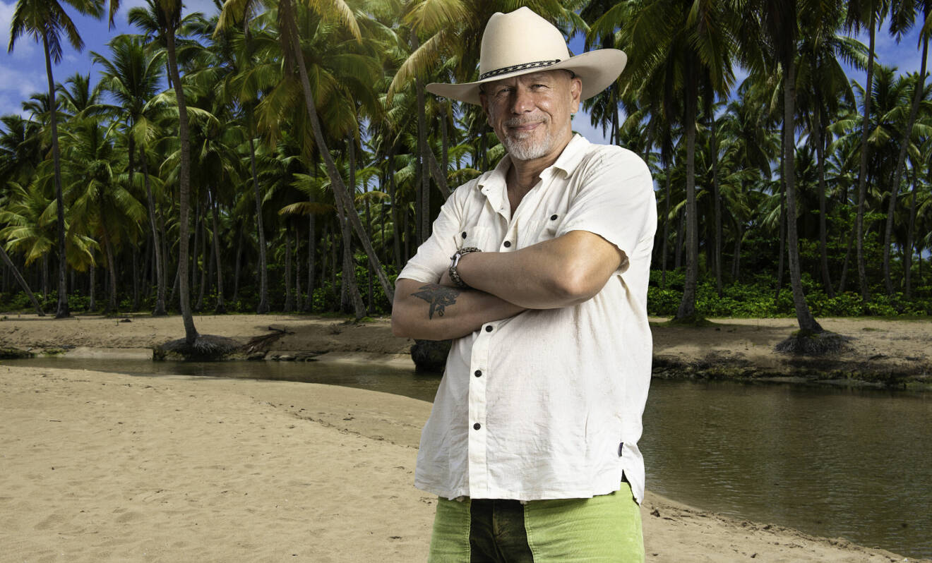 Gorm Hallberg Lange, en av deltagarna i Robinson 2022, fotograferad på en strand bland palmer.