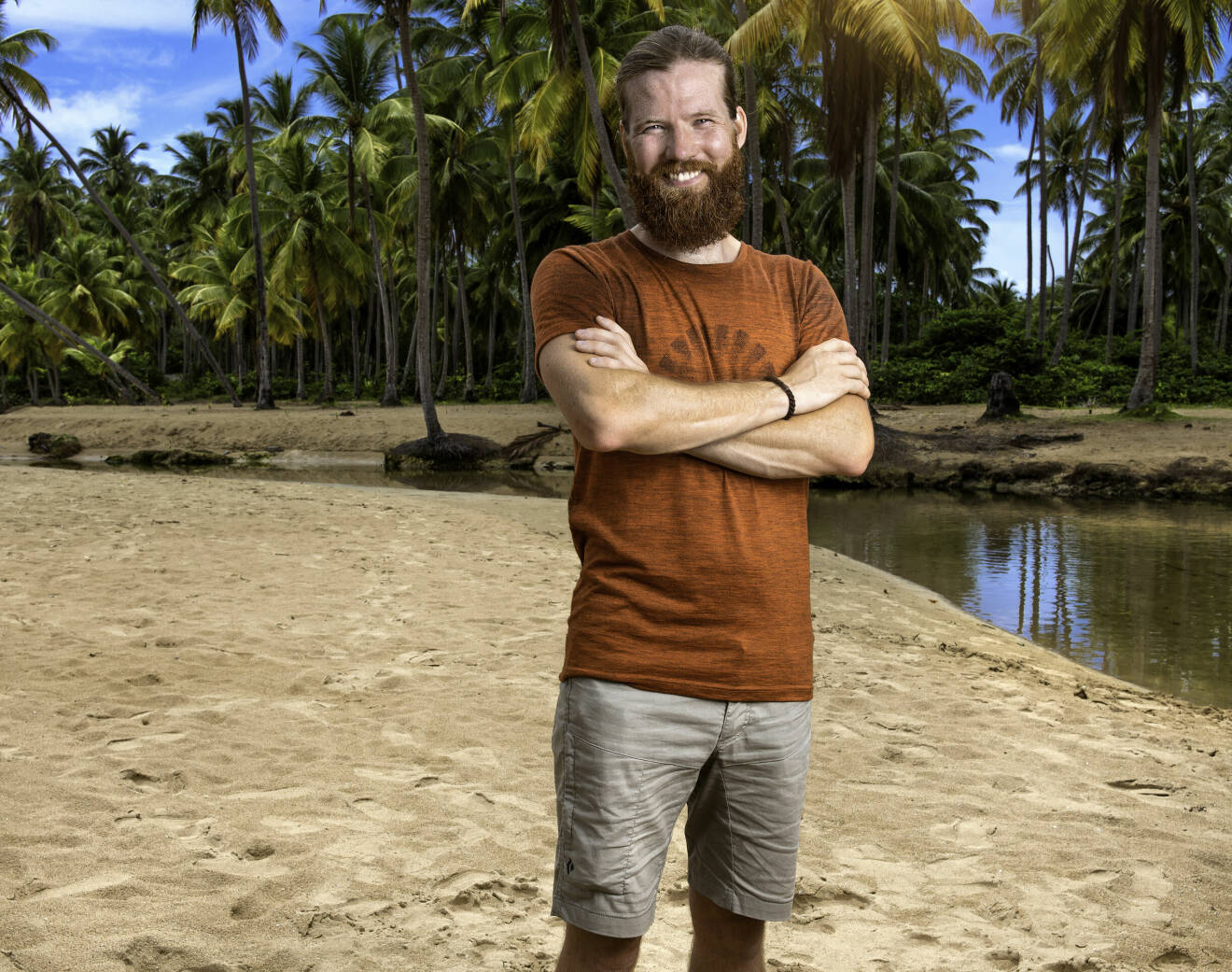 Filip Johansson, en av deltagarna i Robinson 2022, fotograferad på en strand bland palmer.