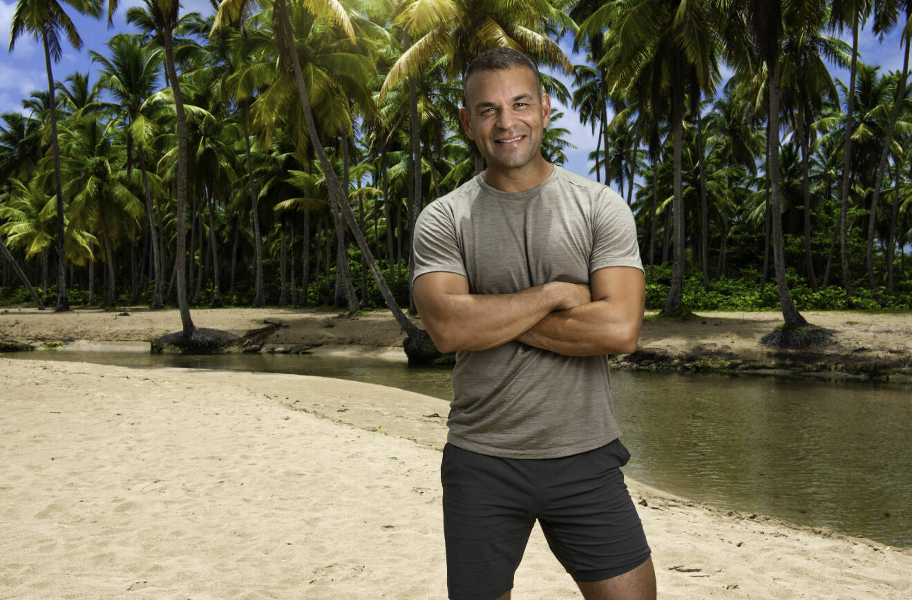 Per Grape, en av deltagarna i Robinson 2022, fotograferad på en strand bland palmer.