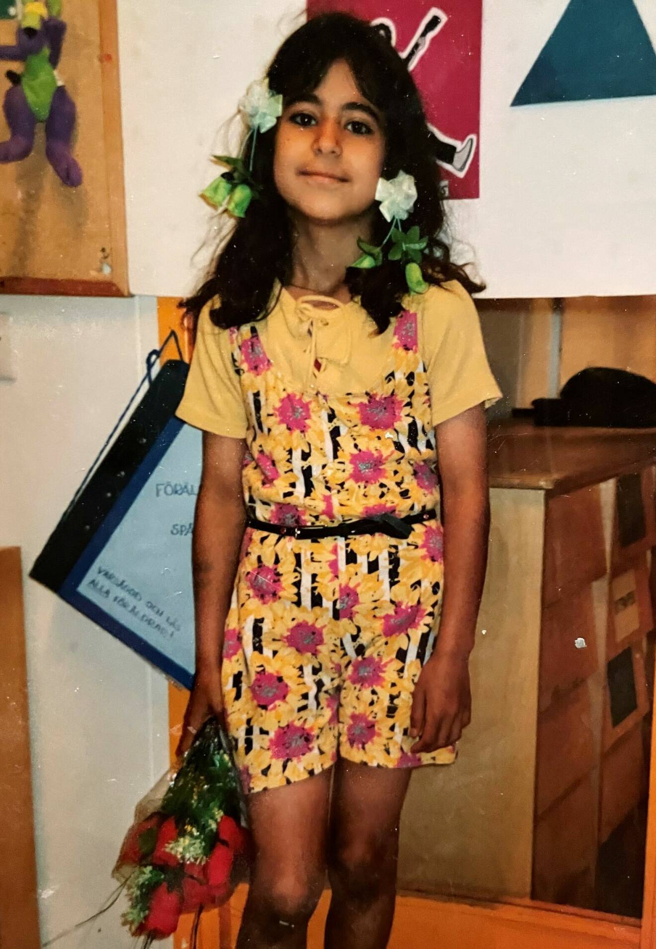 Shewin Hamadbag i färgstark blommig klädsel när hon gick i tredje klass.