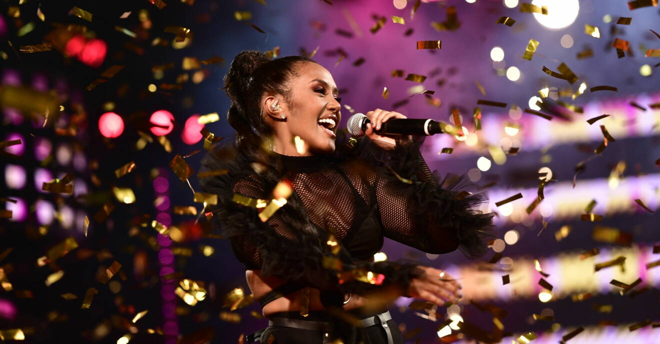 Nadja Kasanesh Holm vinner finalen av Idol 2020 och sjunger vinnarlåten i ett regn av guldfärgat konfetti.