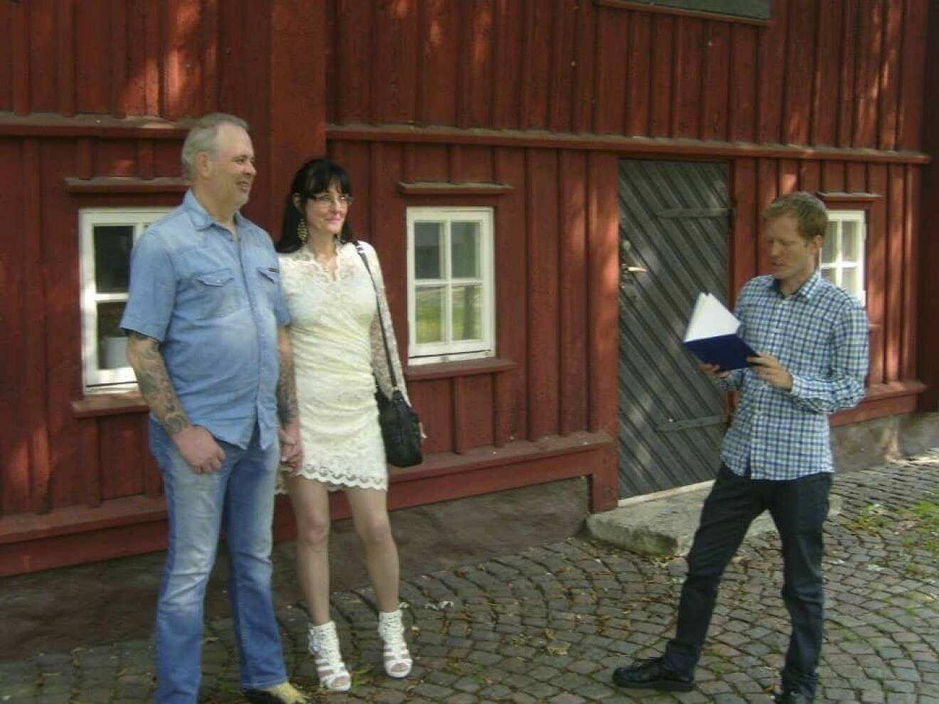 Kent i jeansskjorta och jeans, Eva i kort vit klänning med spetsar, gifter sig på en innergård i Karlstad sommaren 2013. De står framför ett rött gammalt trähus, och mittemot dem står den borgerliga vigselförrättaren och läser ur en bok.
