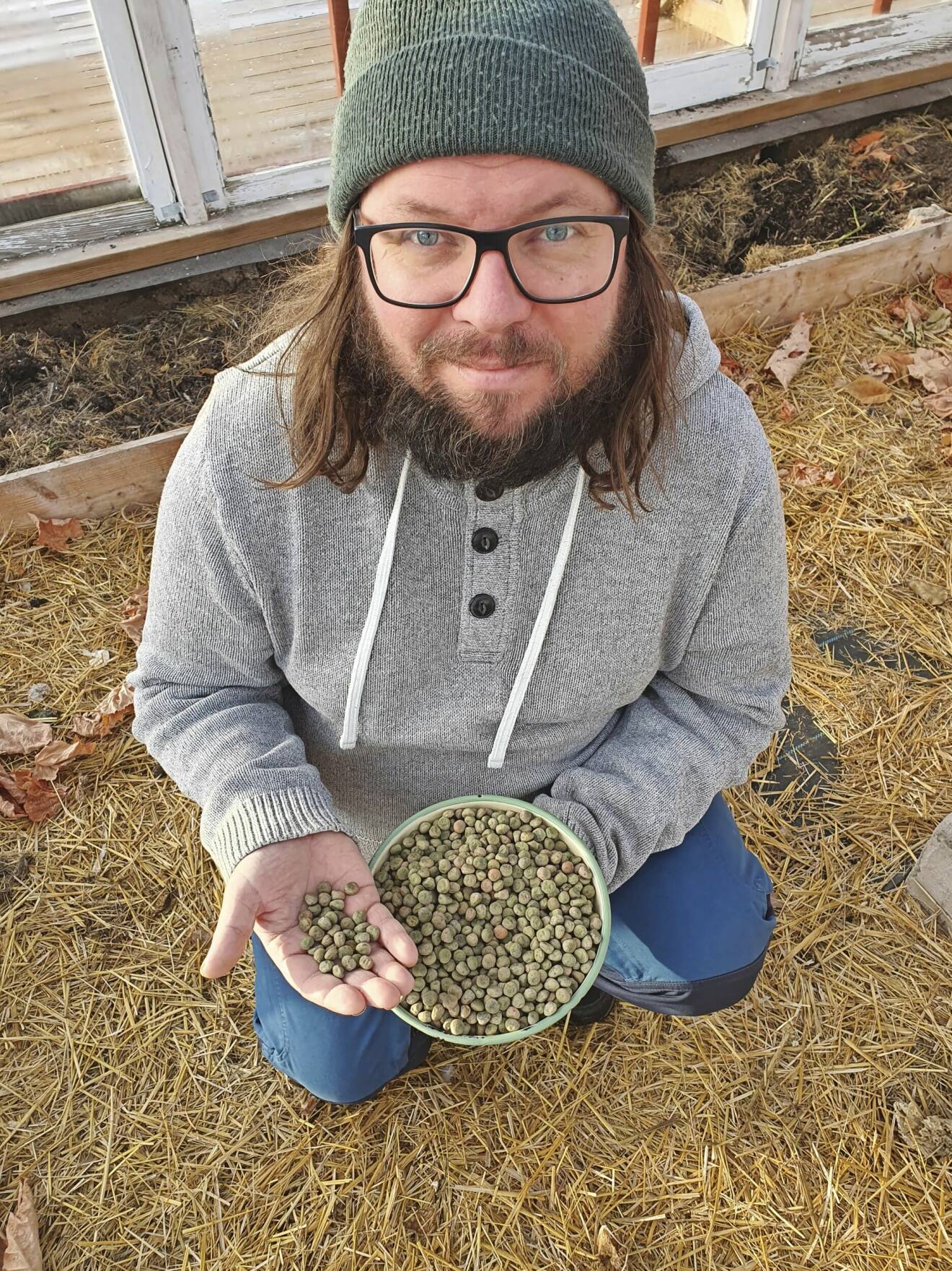 Daniel Johansson med en skål med fröer.