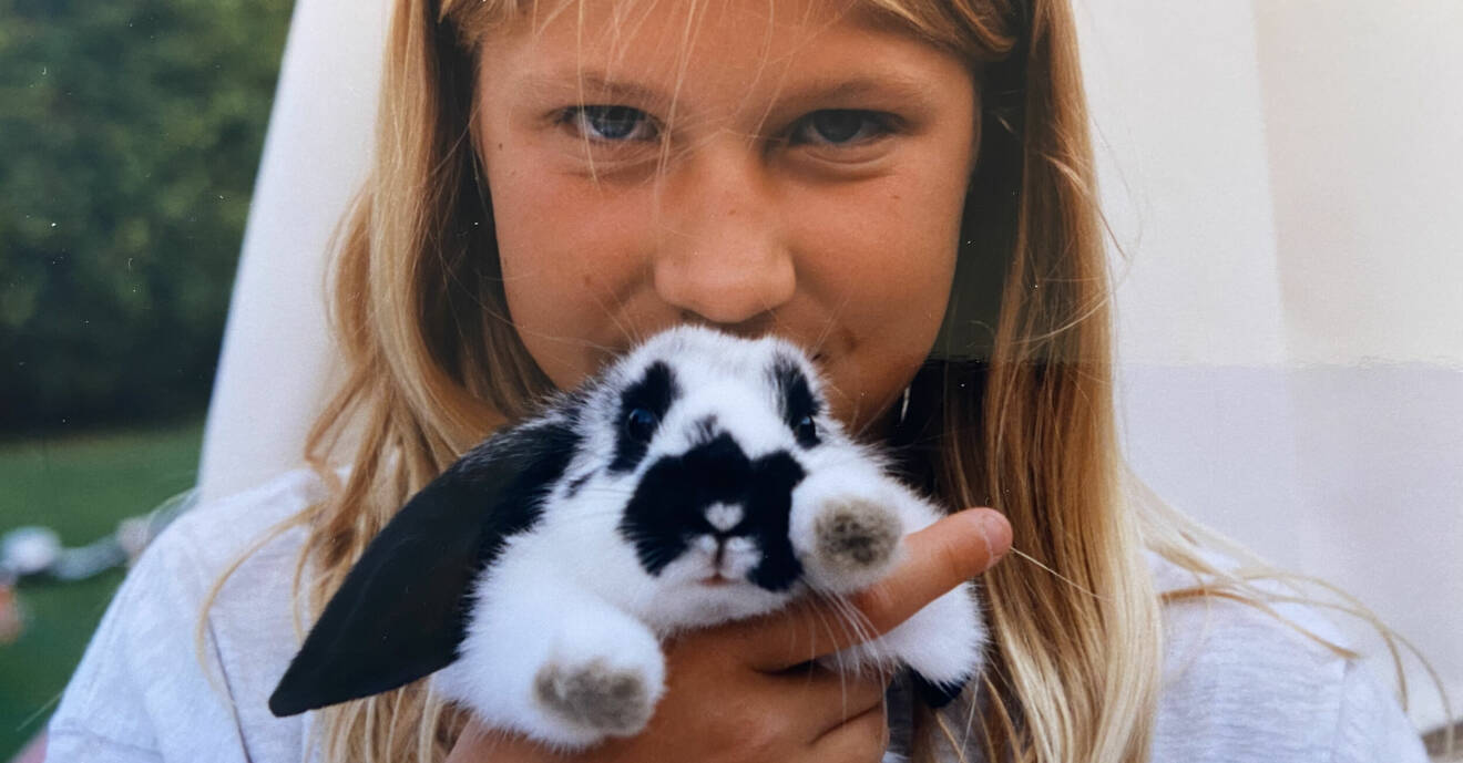 Miljonären Elisabeth Svensson bestämde sig redan som barn att hon skulle bli rik och på denna bild som är tagen i barndomen håller hon en kanin och pussar den på huvudet