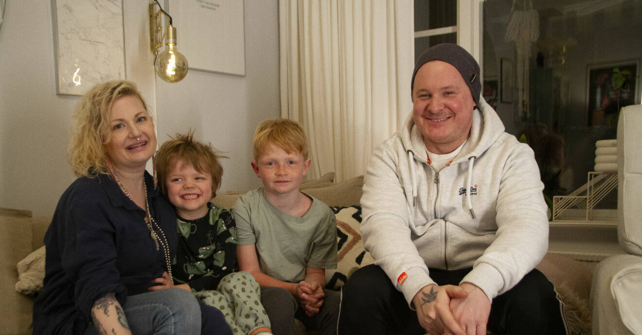 Lina Olofsson tillsammans med sambon Jonas Kovacs och sönerna Otto och Mio, i samband med att familjen deltog i TV4-programmet Sortera upp ditt liv 2022.