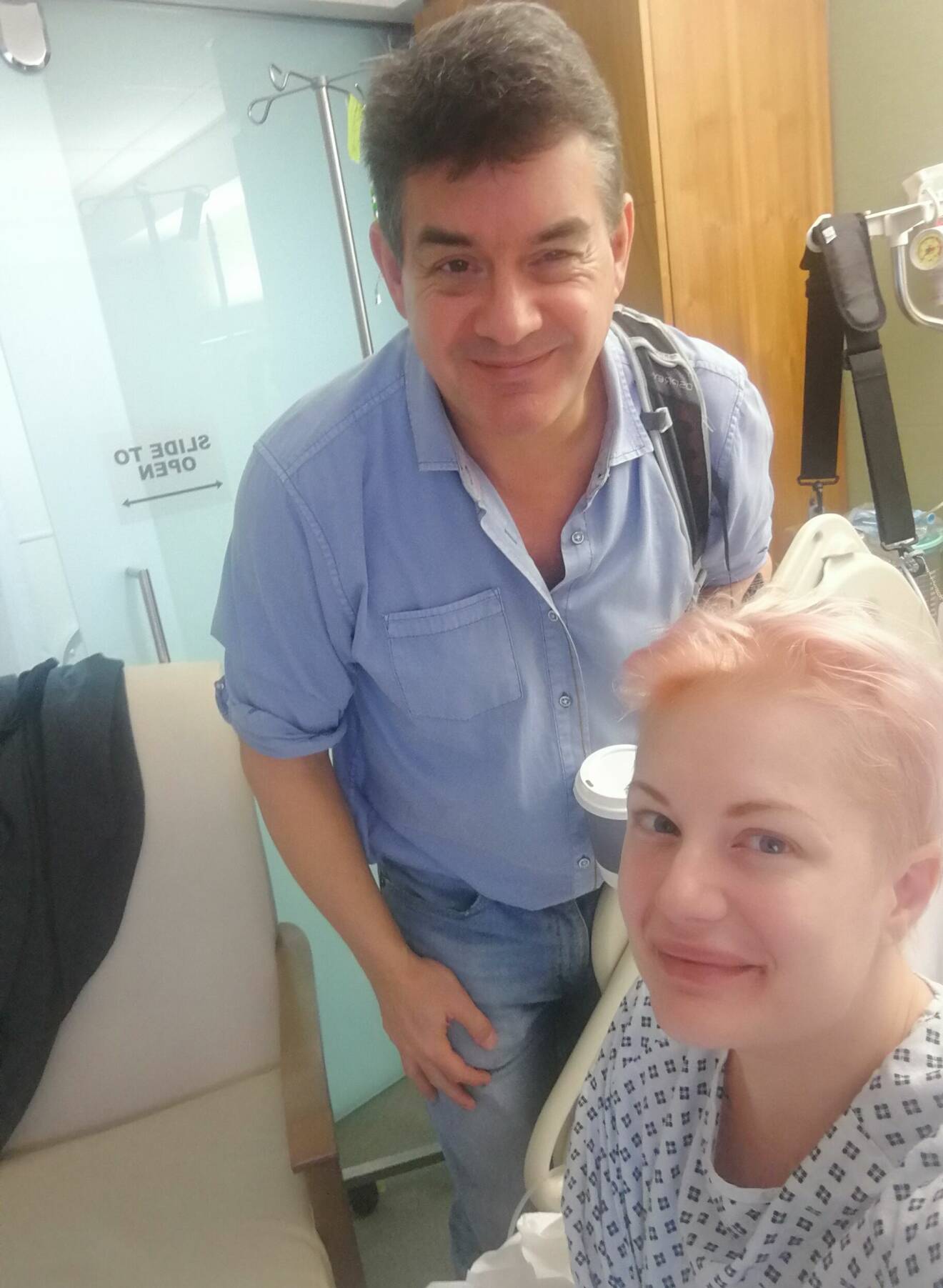 Lina Olofsson tillsammans med endometriosläkaren Peter Barton Smith i London.
