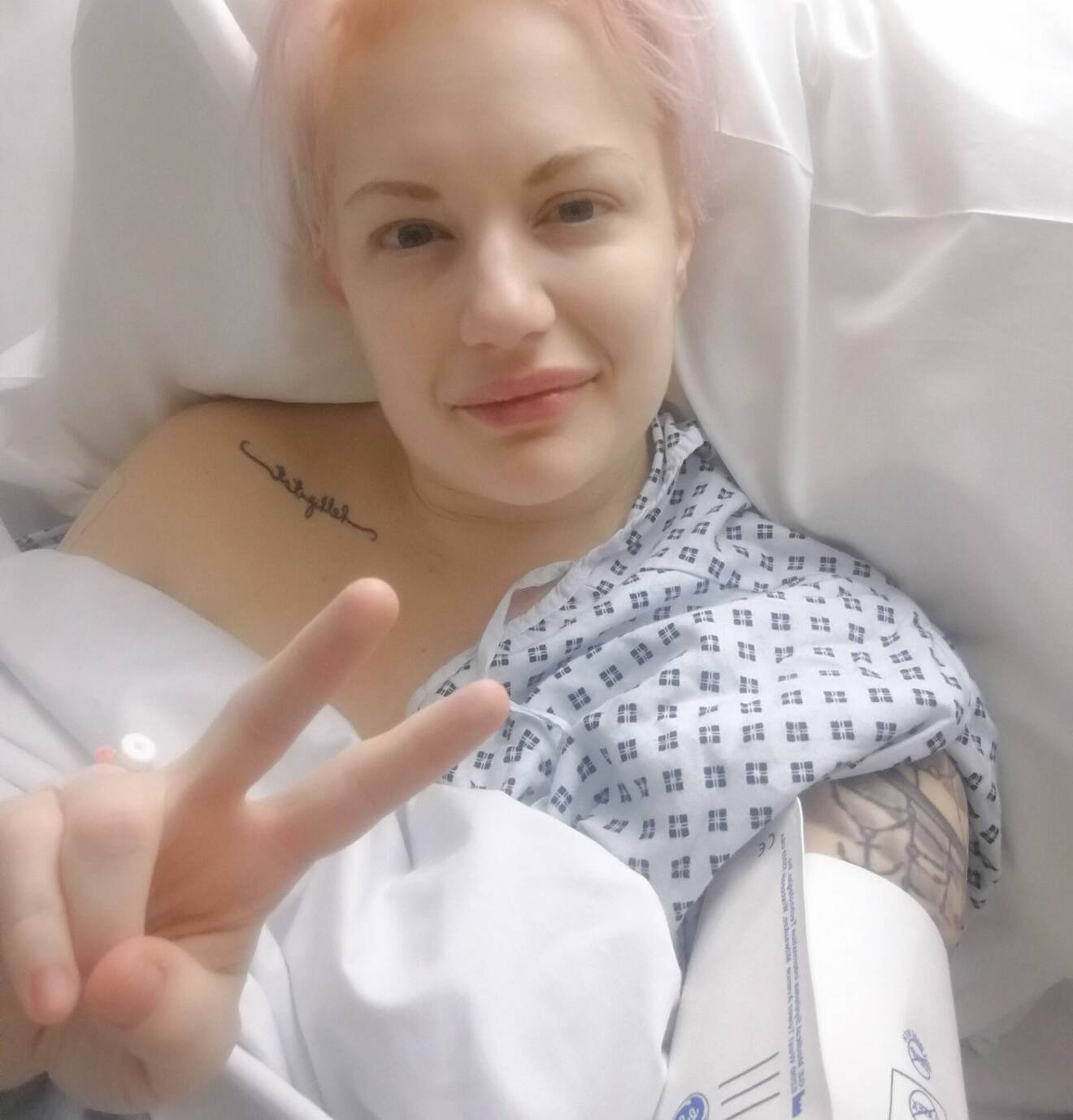 Lina Olofsson i sjukhussängen på Pricess Grace Hospital i London.