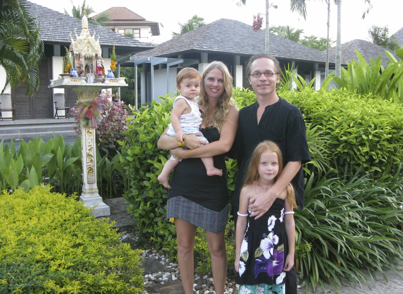 Författaren Sofie Weidemann i Thailand med sin make Anders Weidemann, manusförfattare, och barnen Viola och Manne.