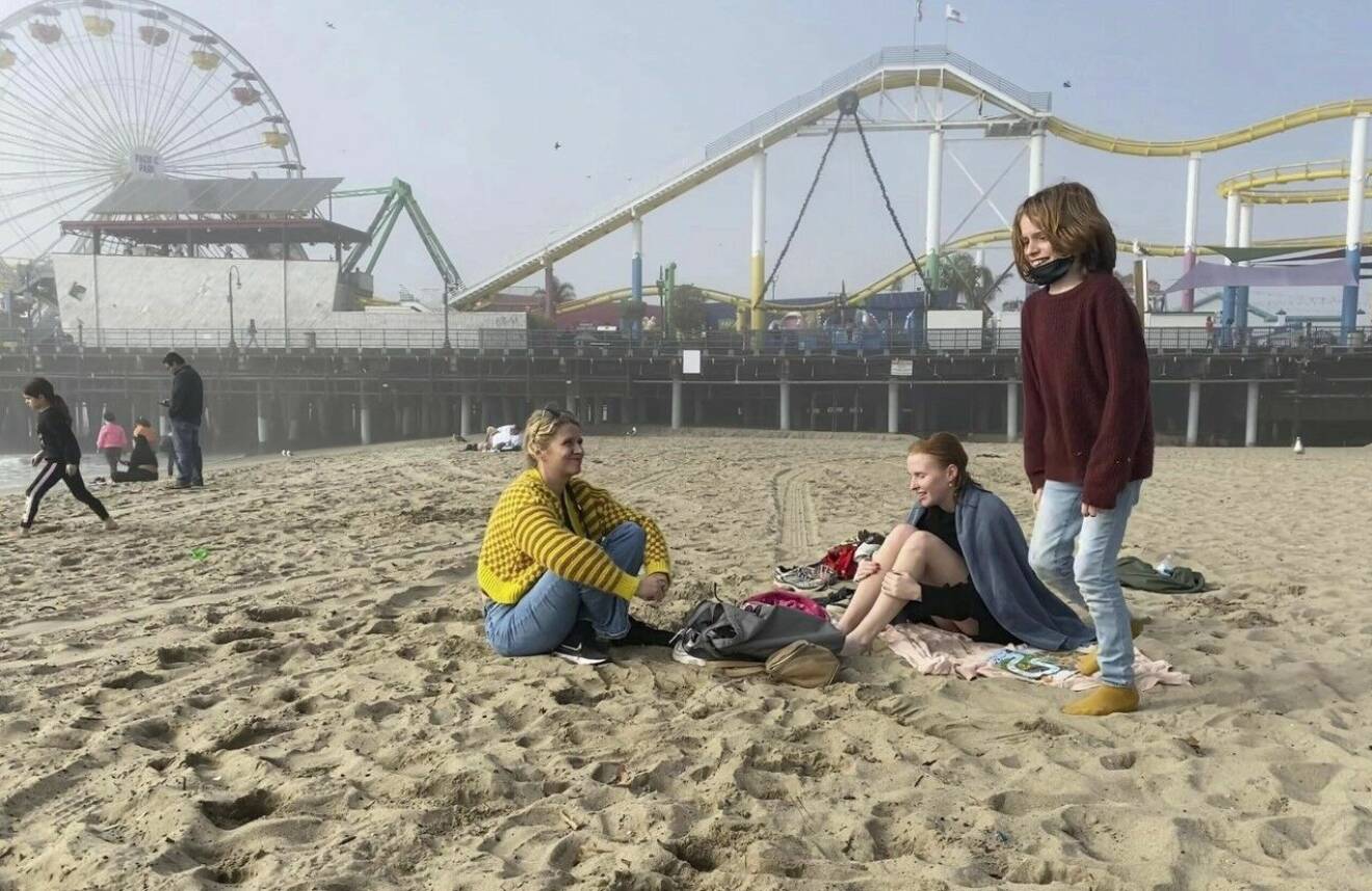 Författaren Sofie Weidemann och hennes två barn på stranden vid Santa Monica Pier i Los Angeles, USA:
