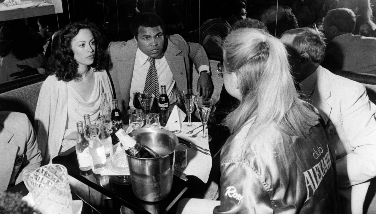 Muhammad Ali, tidigare världsmästare i tungviktsboxning, tillsammans med hustrun Veronica i samspråk med Alexandra Charles på Alexandras 1979.