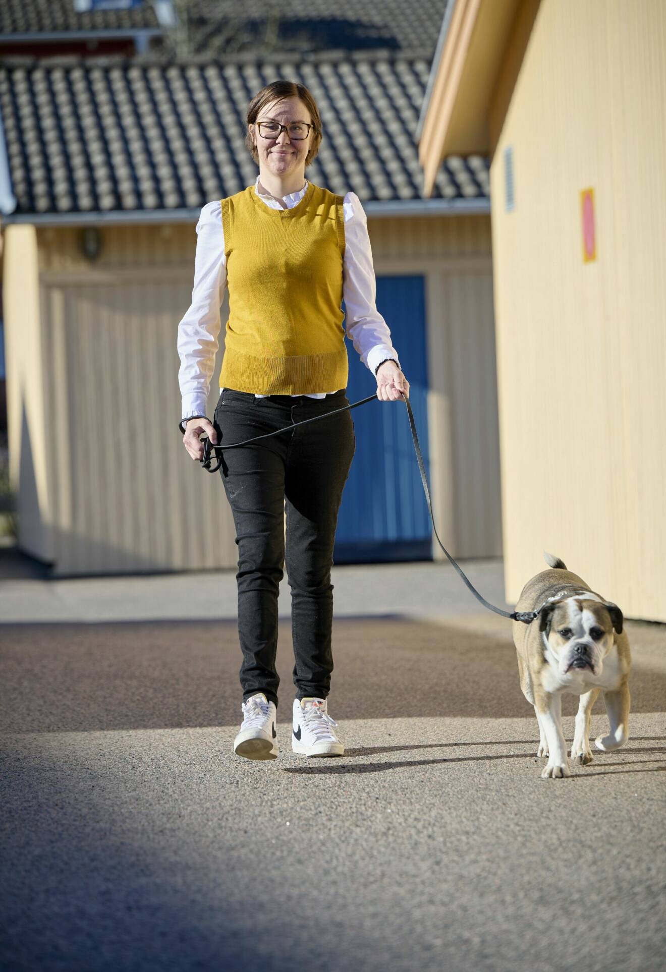 Jessica Lindgren, som fått ny njure och bukspottkörtel, vandrar mellan huslängor i Ängelholm med sin hund Elsa.