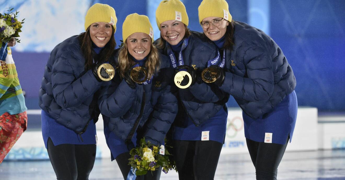 Charlotte Kalla, Anna Haag, Emma Wikén och Ida Ingemarsdotter visar upp sina guldmedaljer från OS i Sotji 2014.