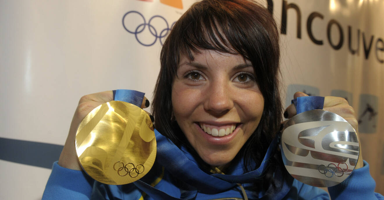 Charlotte Kalla visar upp sina medaljer, en guld och en silver, i OS 2010.