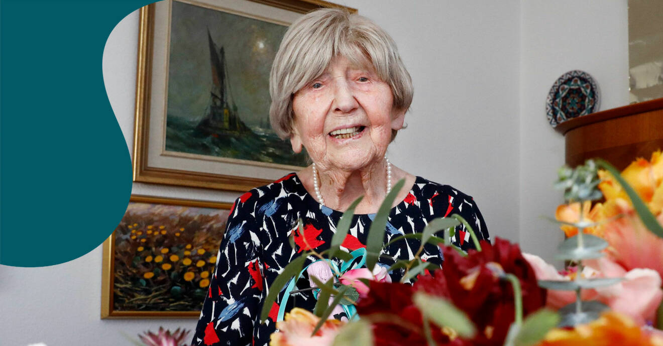 Dagny Carlsson uppvaktas på sin 106-årsdag 2018.