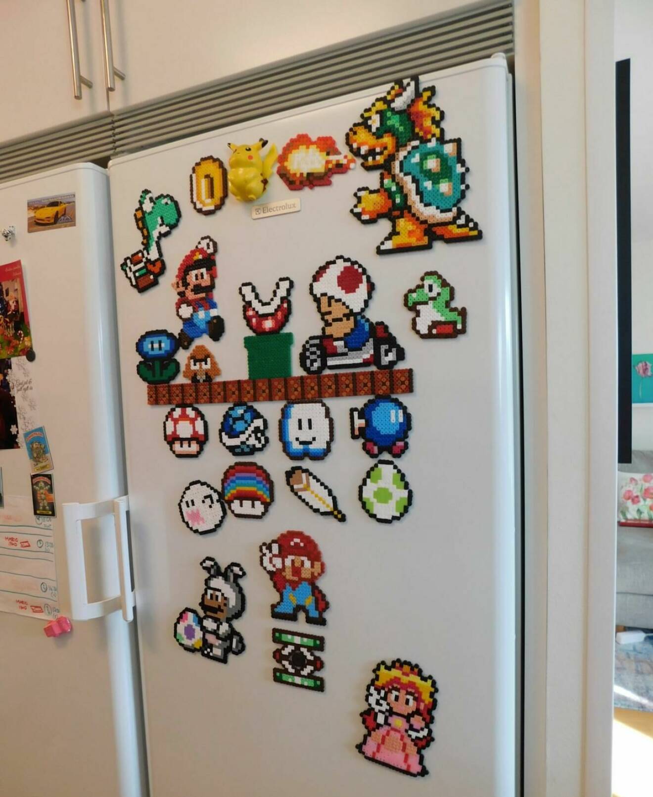 En kylskåpsdörr pyntad med pärlplattefigurer föreställandes figurer från tv-spelet Super Mario Bros.