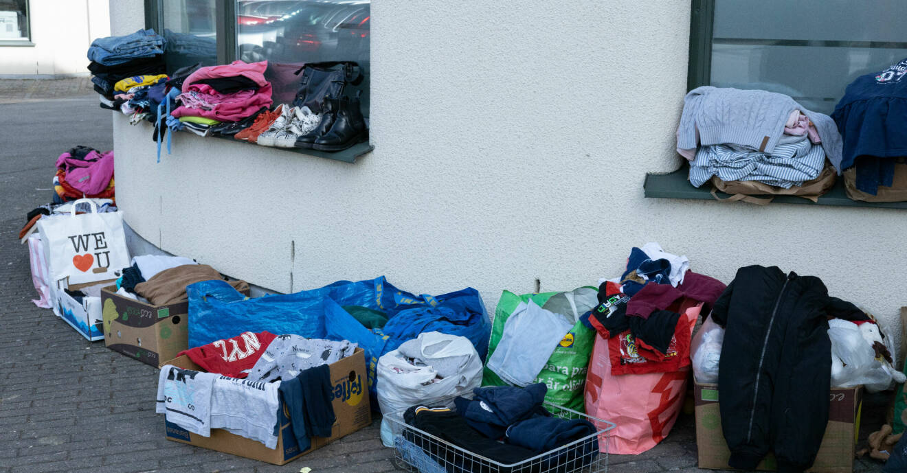 Kläder som skänkts till ukrainska krigsflyktingar utanför Migrationsverket i Malmö.