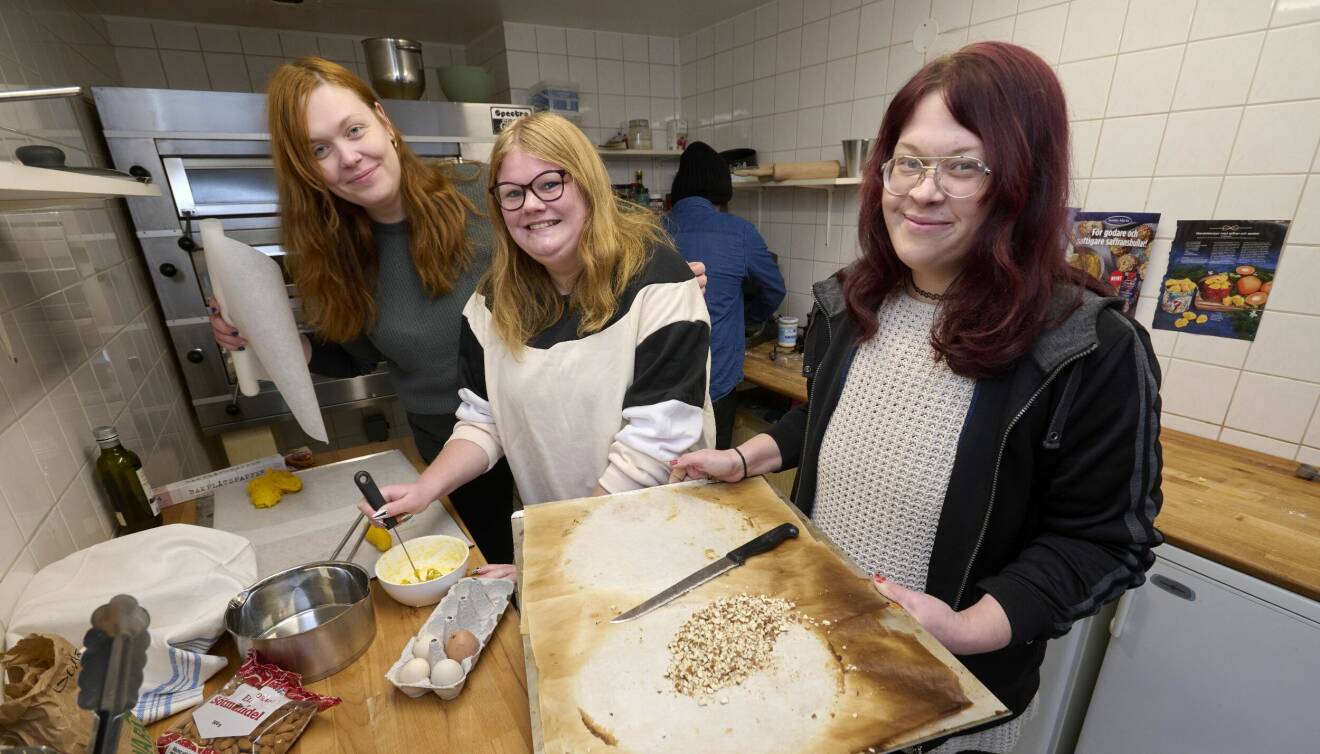 Johanna, Sofie och Isabell bakar kakor som ska säljas i gårdsbutiken.